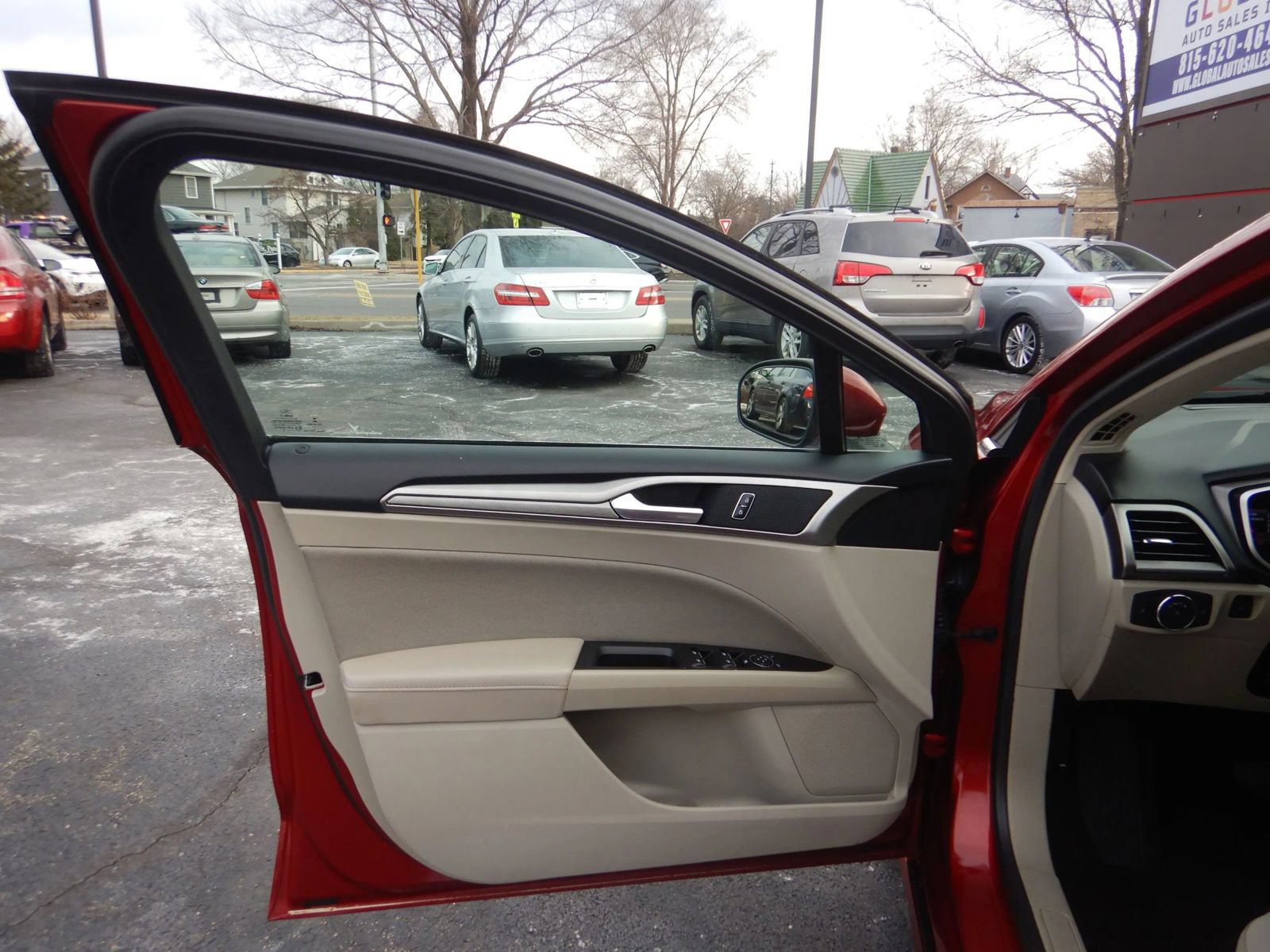Used 2019 Ford Fusion SE FWD image 11