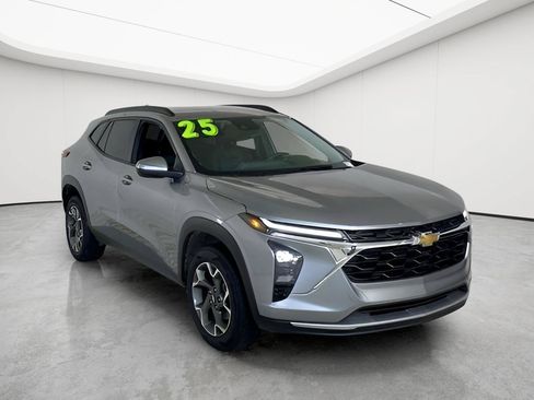 Used 2025 Chevrolet Trax LT FWD image 49