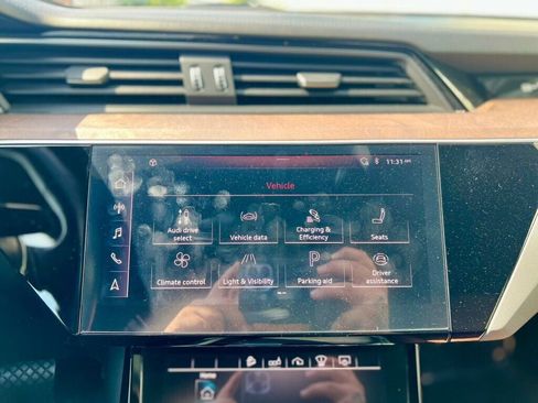 Used 2019 Audi e-tron Prestige w/ Prestige Package image 23