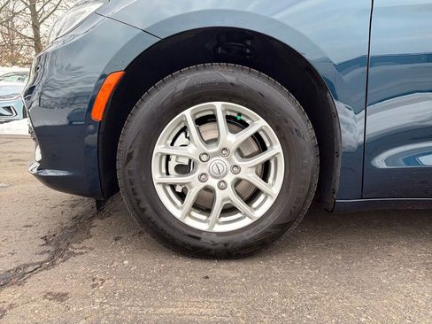 Used 2025 Chrysler Pacifica Select image 33