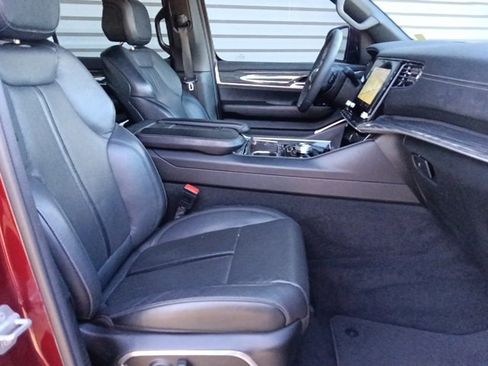 Used 2022 Jeep Wagoneer Series III w/ Premium Group I image 32