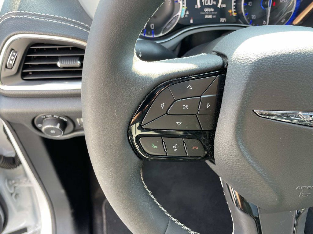 Used 2025 Chrysler Pacifica Limited FWD image 43