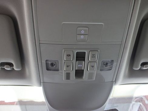 Used 2025 Volkswagen Taos SE AWD/4WD image 28