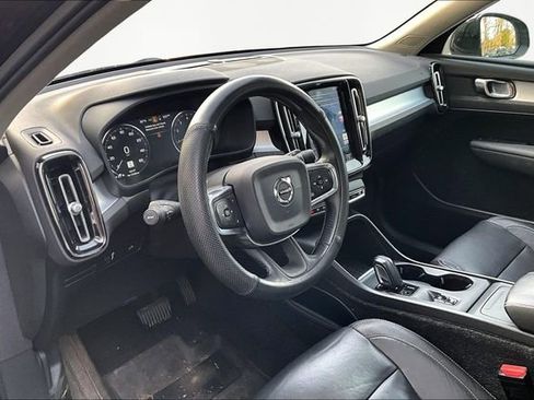 Used 2019 Volvo XC40 T5 Momentum image 12