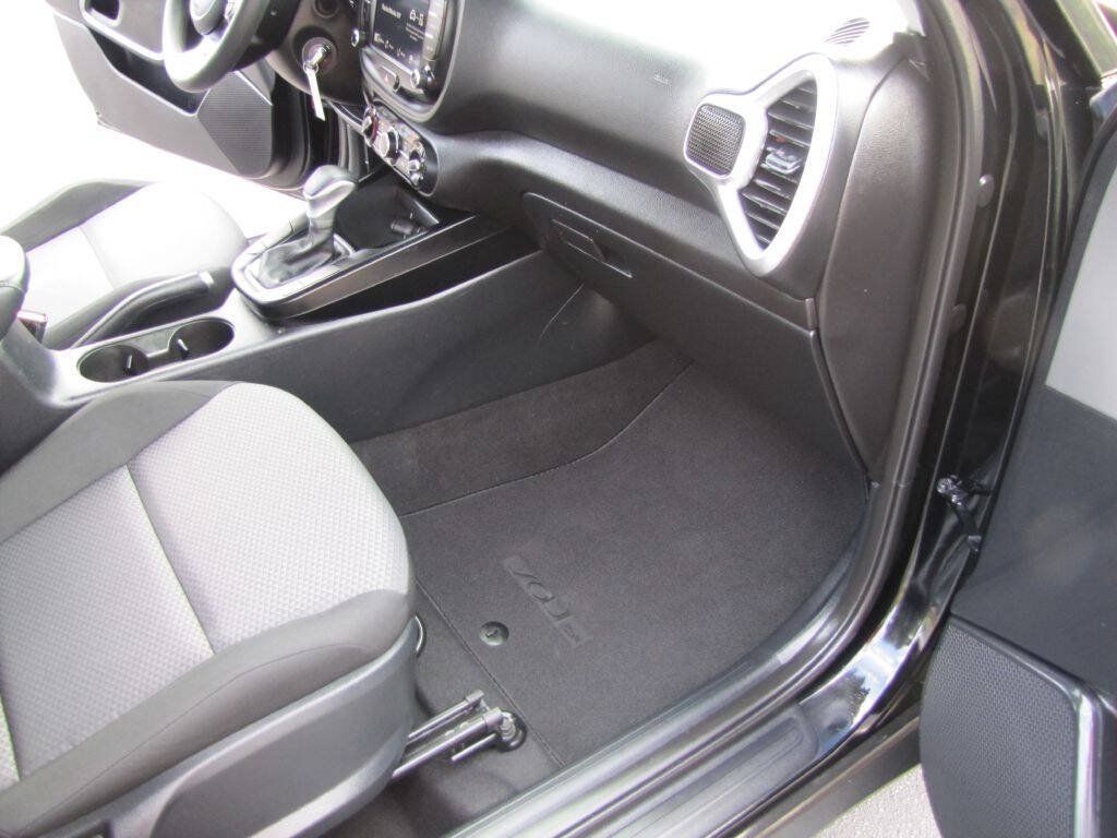 Used 2024 Kia Soul LX w/ Option Group 015 FWD image 23