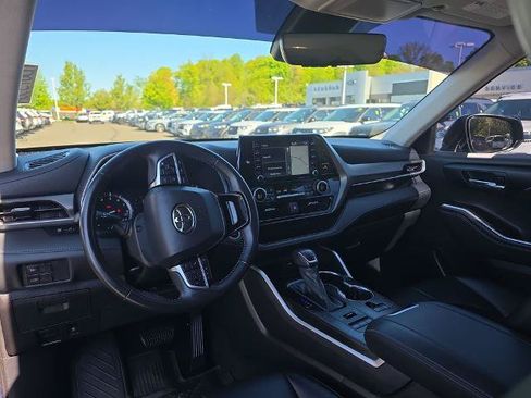 Used 2021 Toyota Highlander XLE AWD/4WD image 19