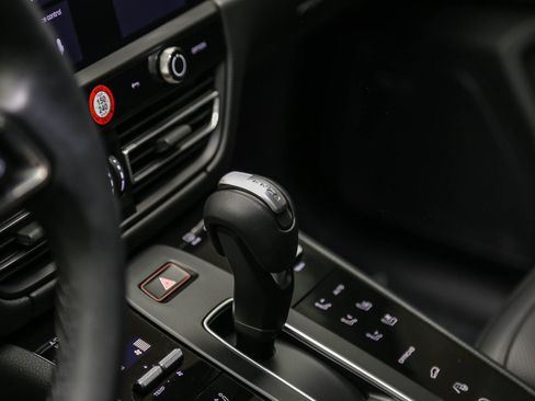 Certified 2026 Porsche Macan AWD/4WD image 23