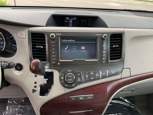 Used 2014 Toyota Sienna Limited w/ Limited Premium Package AWD/4WD image 21