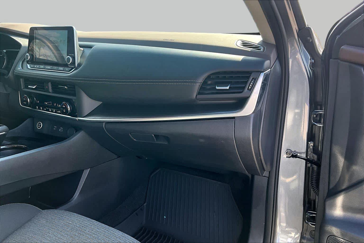 Used 2023 Nissan Rogue SV FWD image 19