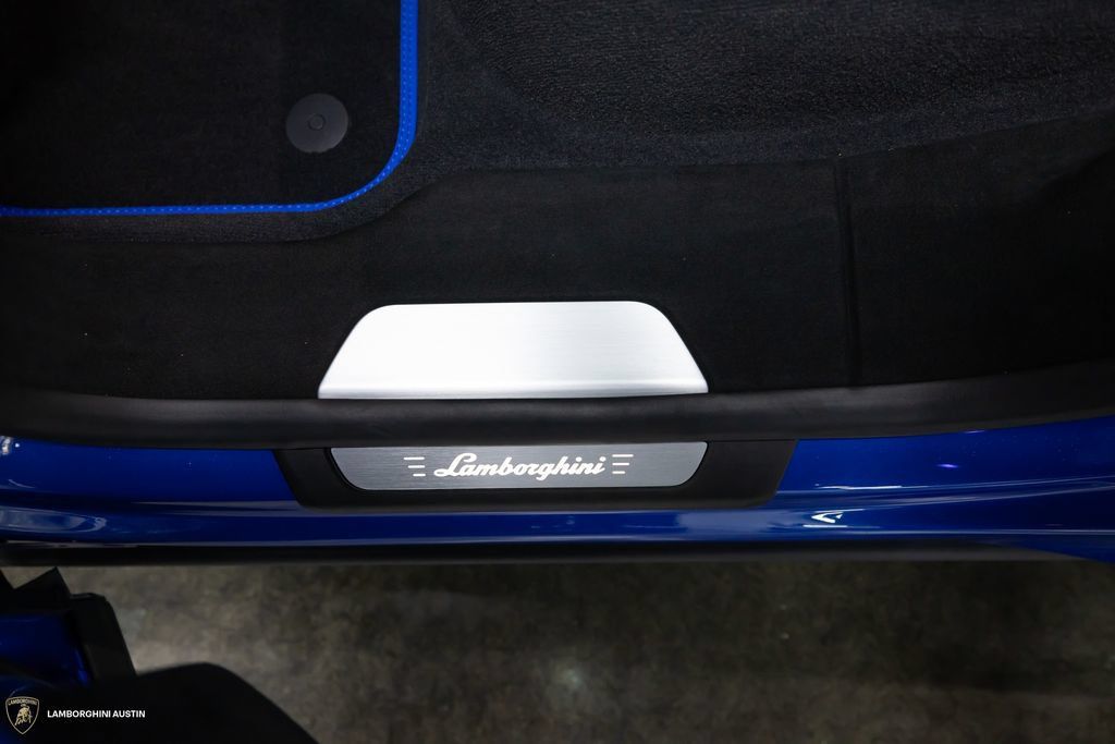 Used 2024 Lamborghini Urus Performante AWD/4WD image 32