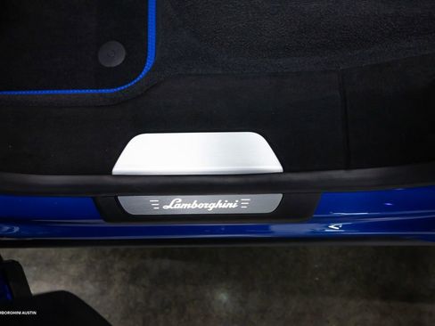 Used 2024 Lamborghini Urus Performante AWD/4WD image 32