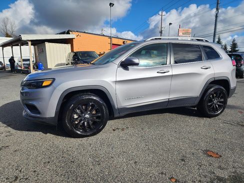 Used 2019 Jeep Cherokee Latitude Plus w/ Cold Weather Group image 9