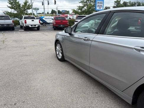 Used 2020 Ford Fusion SE FWD image 4