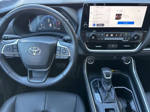 Used 2025 Toyota Grand Highlander AWD image 16