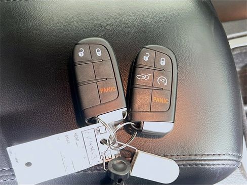 Used 2017 Jeep Grand Cherokee Altitude image 32