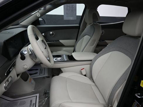 Used 2025 Genesis GV60 RWD image 28