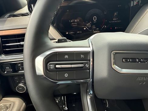 Used 2025 GMC Yukon XL Denali AWD/4WD image 17