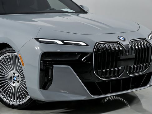 Used 2024 BMW 760i xDrive image 3