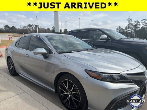 Used 2022 Toyota Camry SE image 2