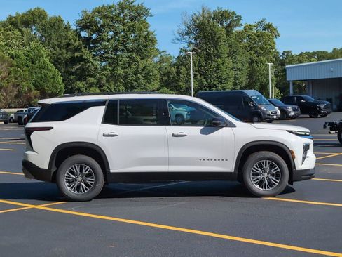 New 2026 Chevrolet Traverse LT w/ Driver Confidence Package FWD image 8