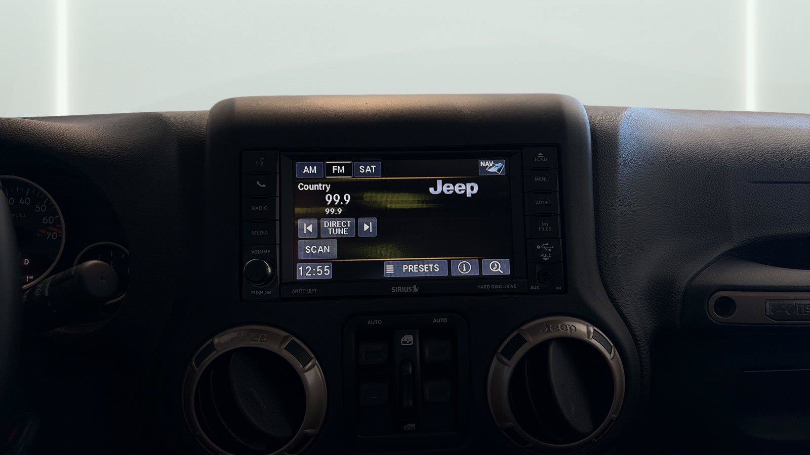 Used 2016 Jeep Wrangler Unlimited Sahara AWD/4WD image 18