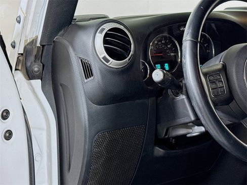 Used 2018 Jeep Wrangler Unlimited Sahara w/ Connectivity Group image 8