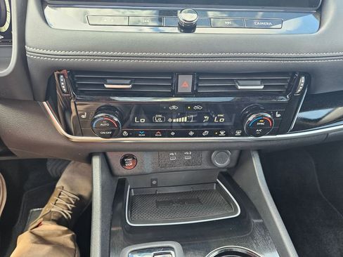 Used 2025 Nissan Rogue SL w/ Tech Package image 30