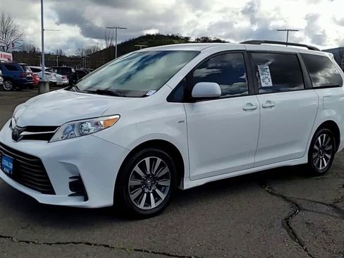 Used 2020 Toyota Sienna LE image 4