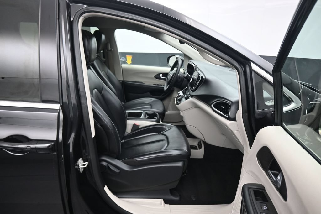 Used 2024 Chrysler Pacifica Touring-L FWD image 57