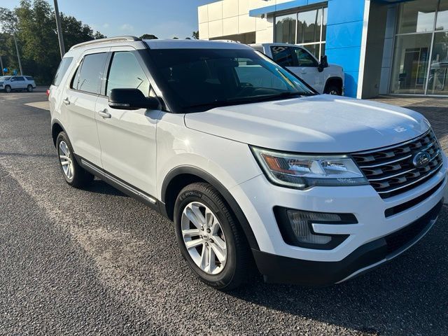 Used 2017 Ford Explorer XLT FWD image 6
