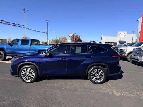 Used 2022 Toyota Highlander Platinum image 2
