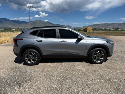 Used 2025 Chevrolet Trax LT w/ LPO, Blackout Package FWD image 8