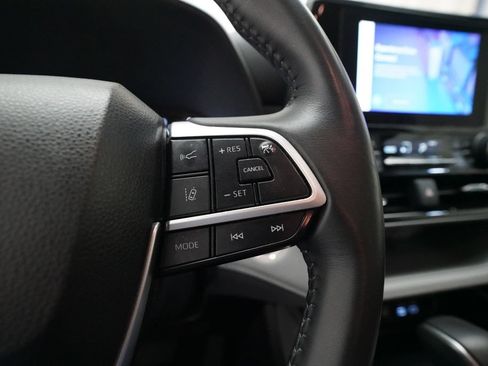Used 2024 Toyota Highlander LE AWD/4WD image 40
