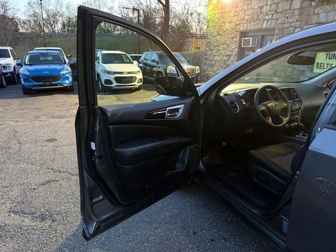 Used 2019 Nissan Pathfinder SV AWD/4WD image 27