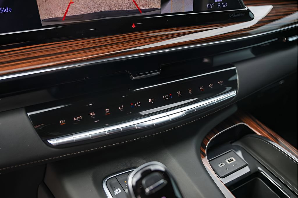 Used 2024 Cadillac Escalade Premium Luxury AWD/4WD image 21