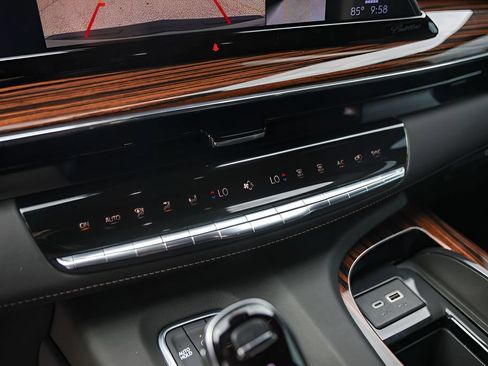 Used 2024 Cadillac Escalade Premium Luxury AWD/4WD image 21