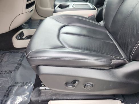 Used 2023 Chrysler Pacifica Touring-L image 25