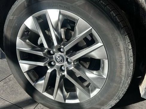 Used 2021 Toyota RAV4 XLE Premium image 14