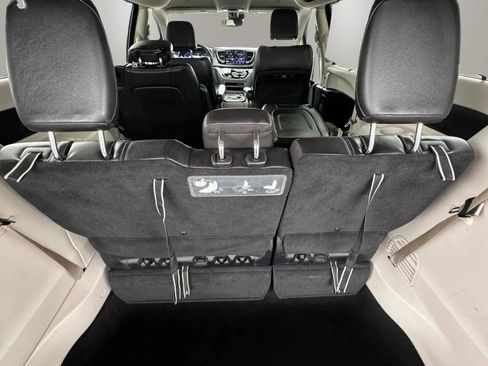 Used 2021 Chrysler Pacifica Touring-L FWD image 16