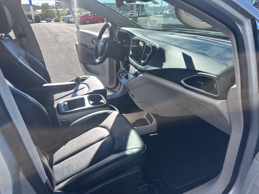 Used 2024 Chrysler Pacifica Touring-L FWD image 14