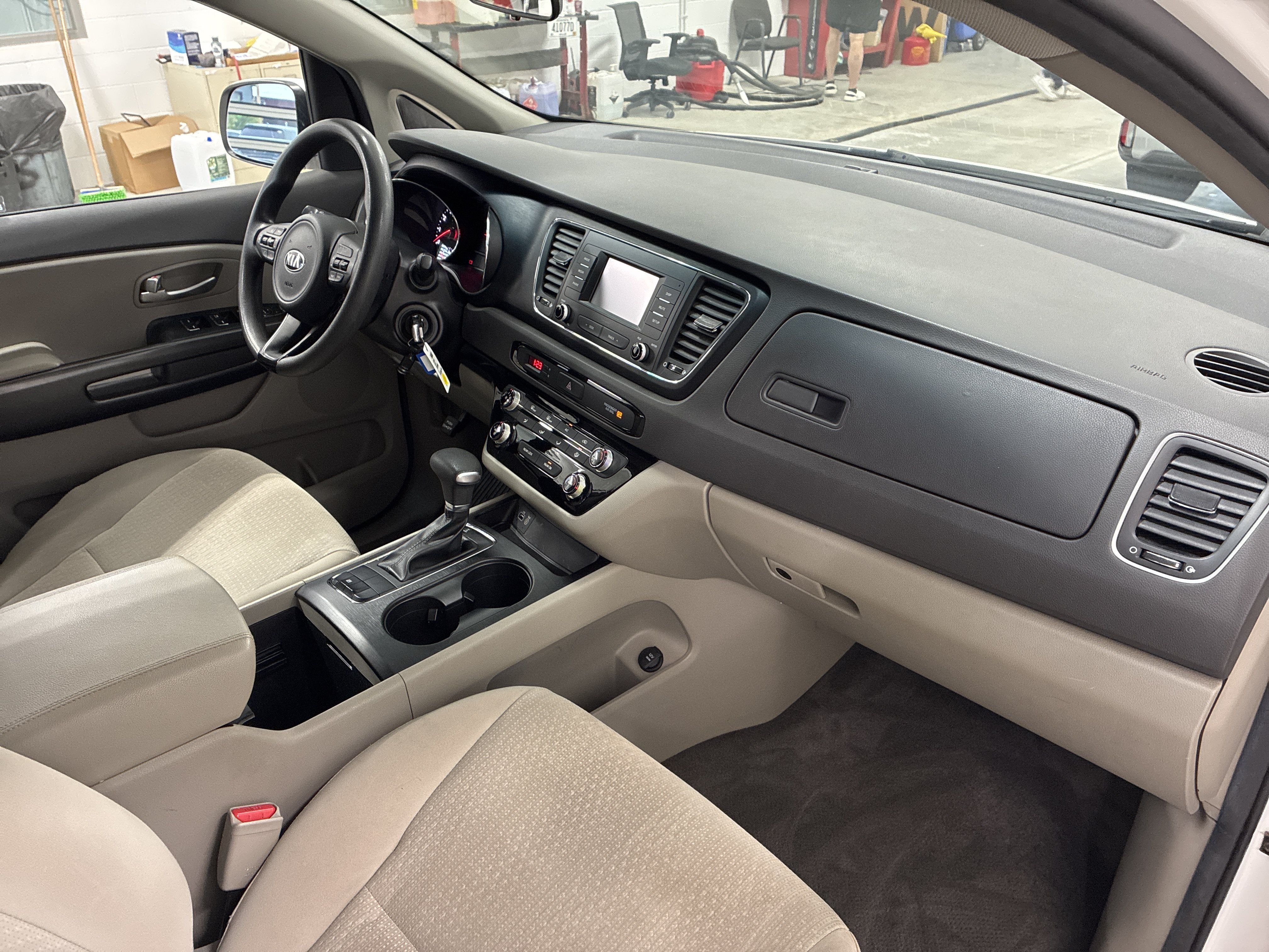Used 2018 Kia Sedona LX FWD image 19