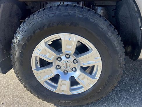 Used 2018 Nissan Titan SV w/ SV Convenience Package image 11