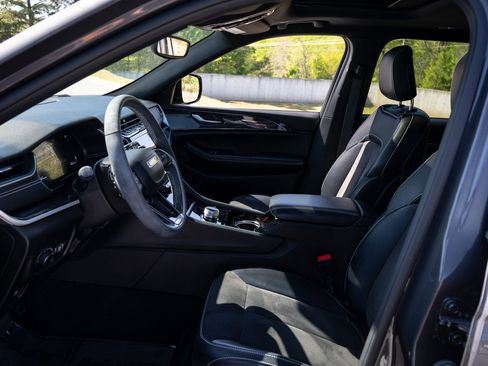 Used 2023 Jeep Grand Cherokee L Laredo image 14