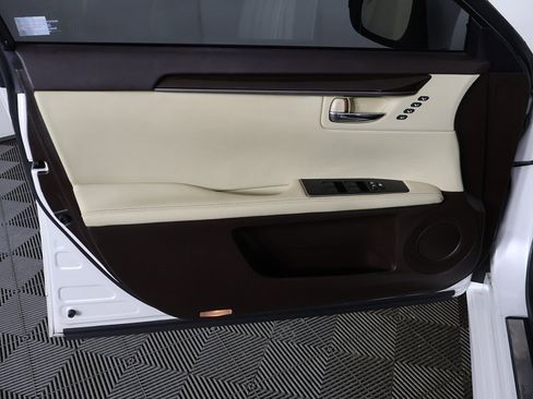 Used 2018 Lexus ES 350 w/ Ultra Luxury Package image 24