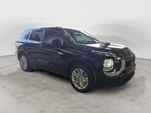 Used 2025 Mitsubishi Outlander ES AWD/4WD image 3