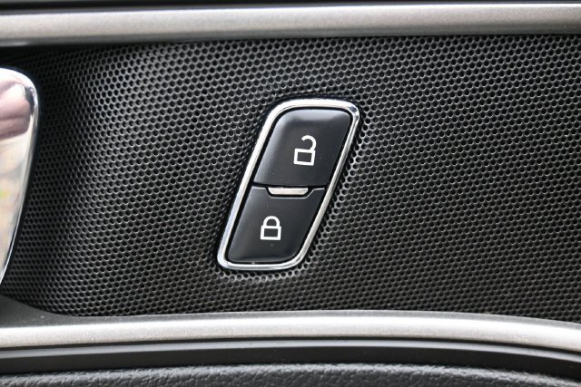 Used 2019 Ford Explorer XLT w/ Equipment Group 202A FWD image 15