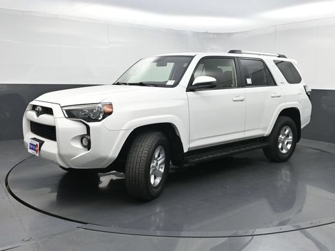 Used 2019 Toyota 4Runner SR5 AWD/4WD image 17