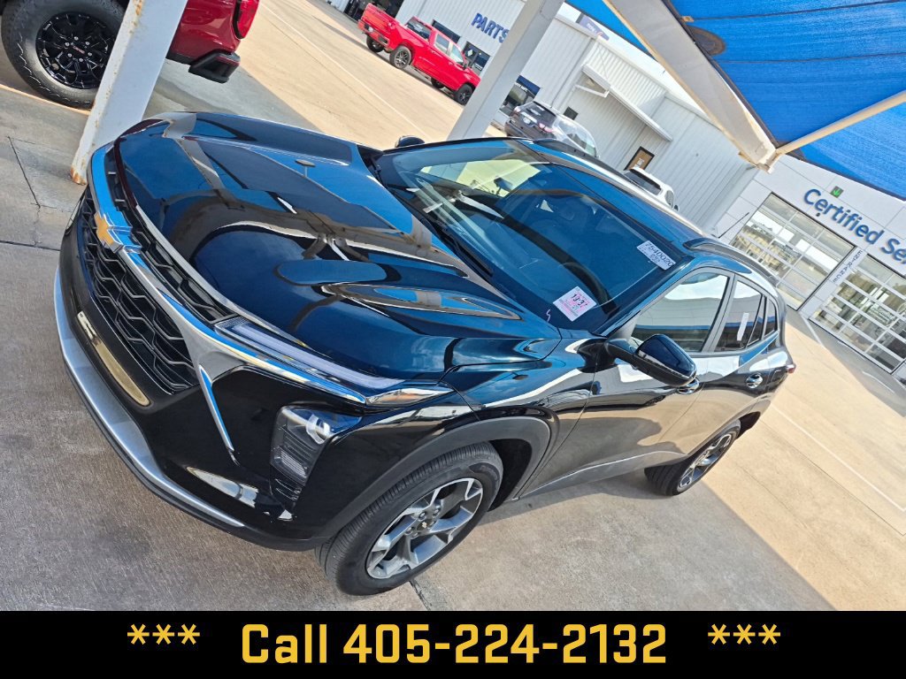 Used 2026 Chevrolet Trax LT FWD image 2