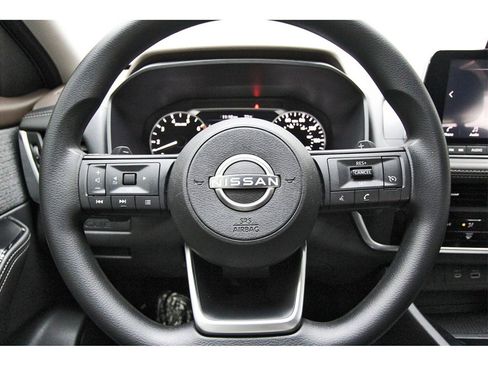 Used 2022 Nissan Rogue S image 11