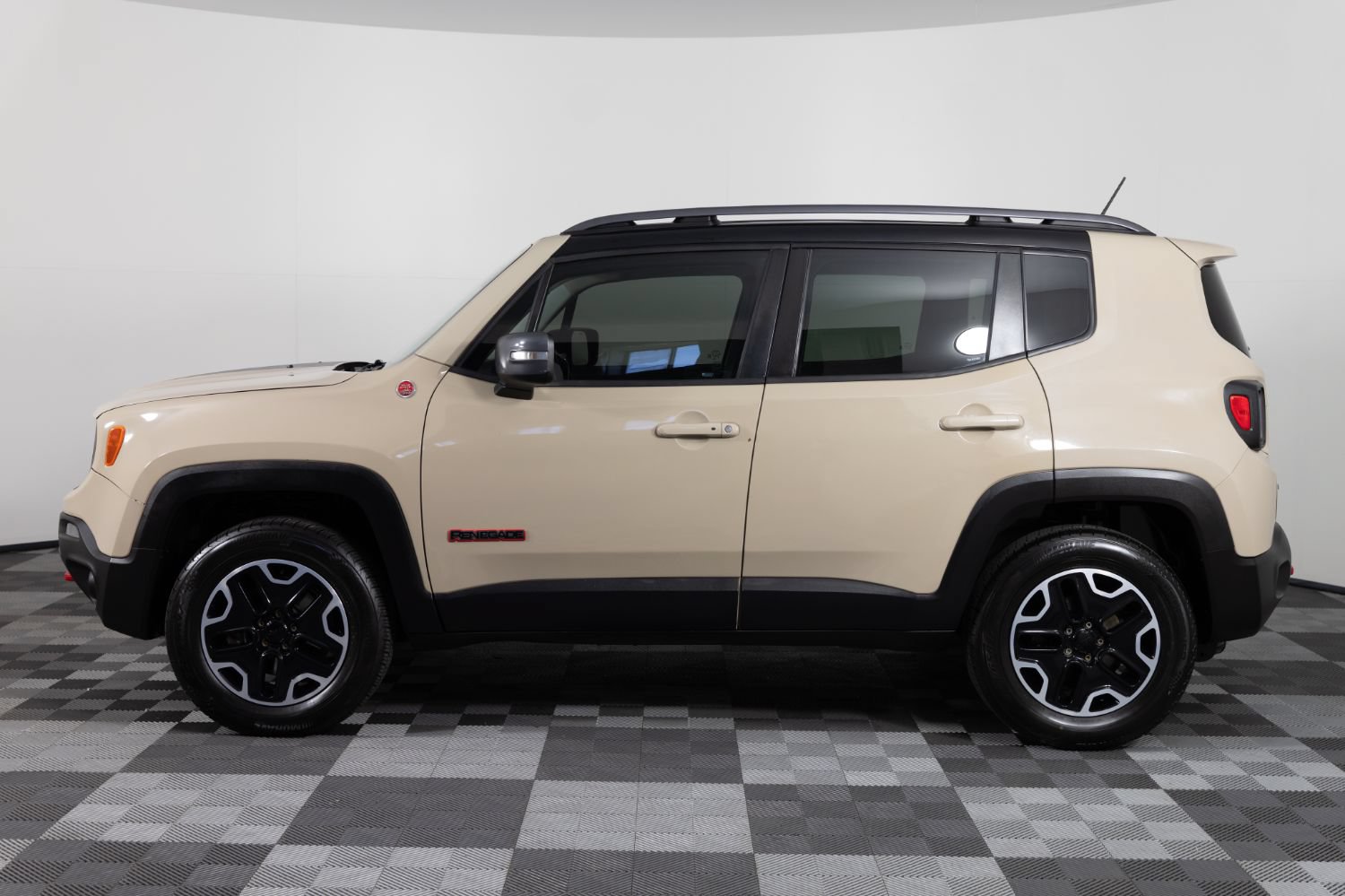 Used 2015 Jeep Renegade Trailhawk w/ Popular Equipment Group AWD/4WD image 3